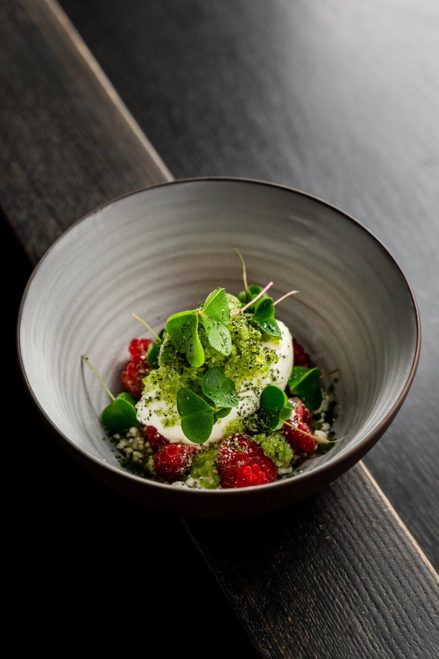 Joghurtglace, Beeren, weisse Schokolade, Sauerampfer - Jan Schmidlin, Küchenchef, «Chuchi» in Schaffhausen - 28.6.2021 - Copyright Olivia Pulver