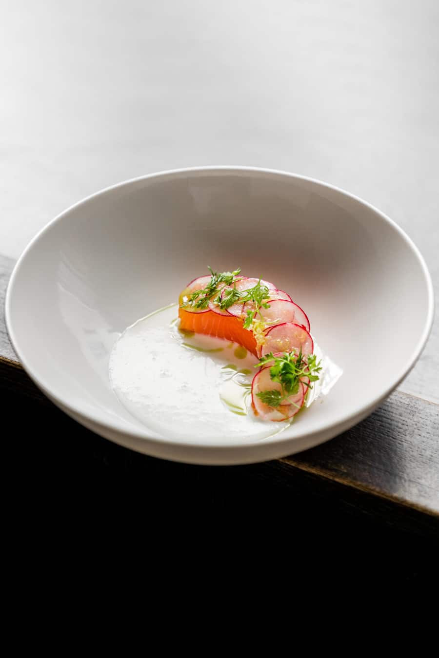 Swiss Lachs, Joghurt, Radieschen, Tannenöl - Jan Schmidlin, Küchenchef, «Chuchi» in Schaffhausen - 28.6.2021 - Copyright Olivia Pulver