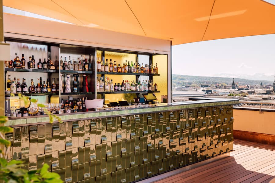 Der Bartresen der Rooftop-Bar: Hoch über Zürich - und doch mitten drin.