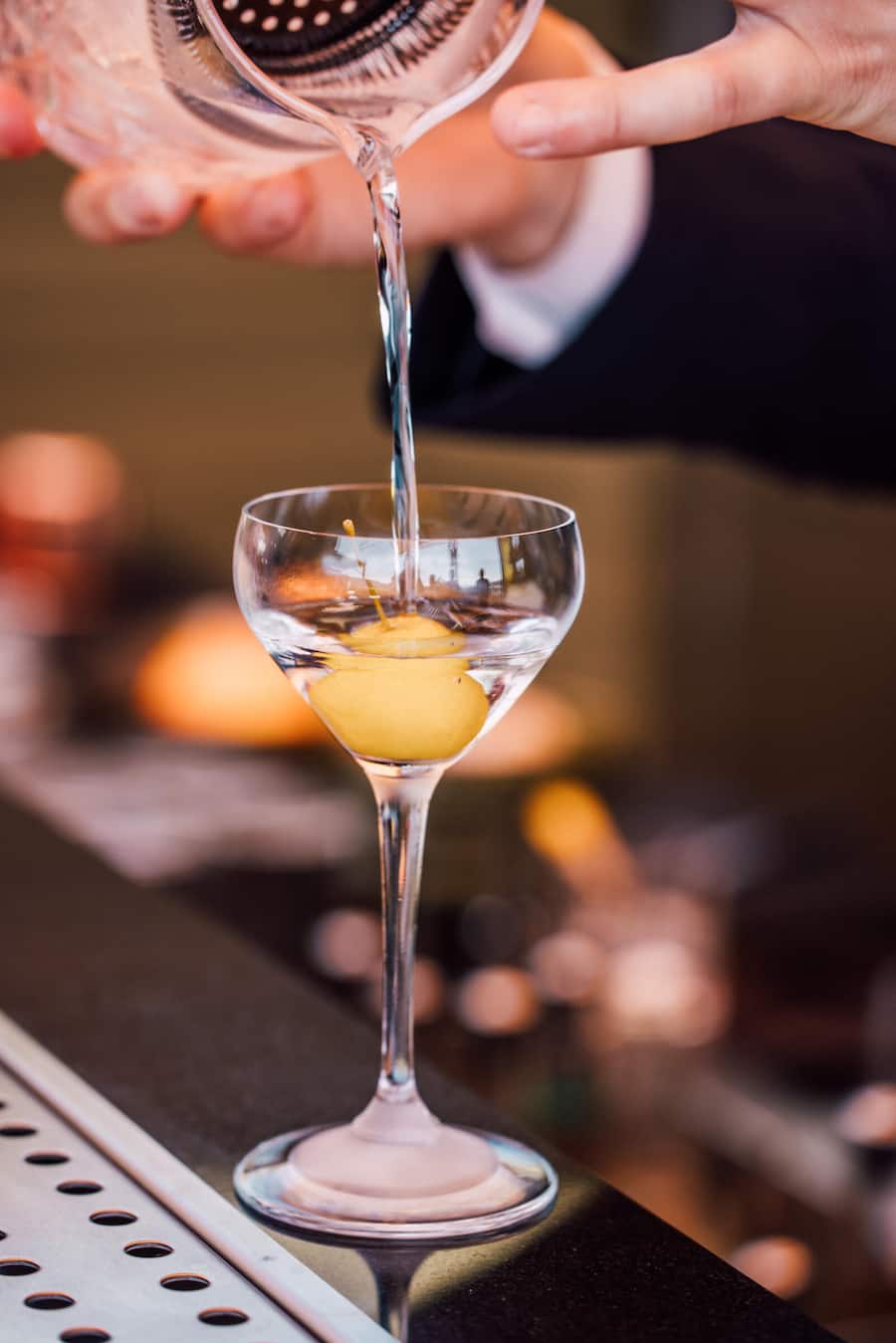 Stilecht: Martini mit Gin - und Olive.