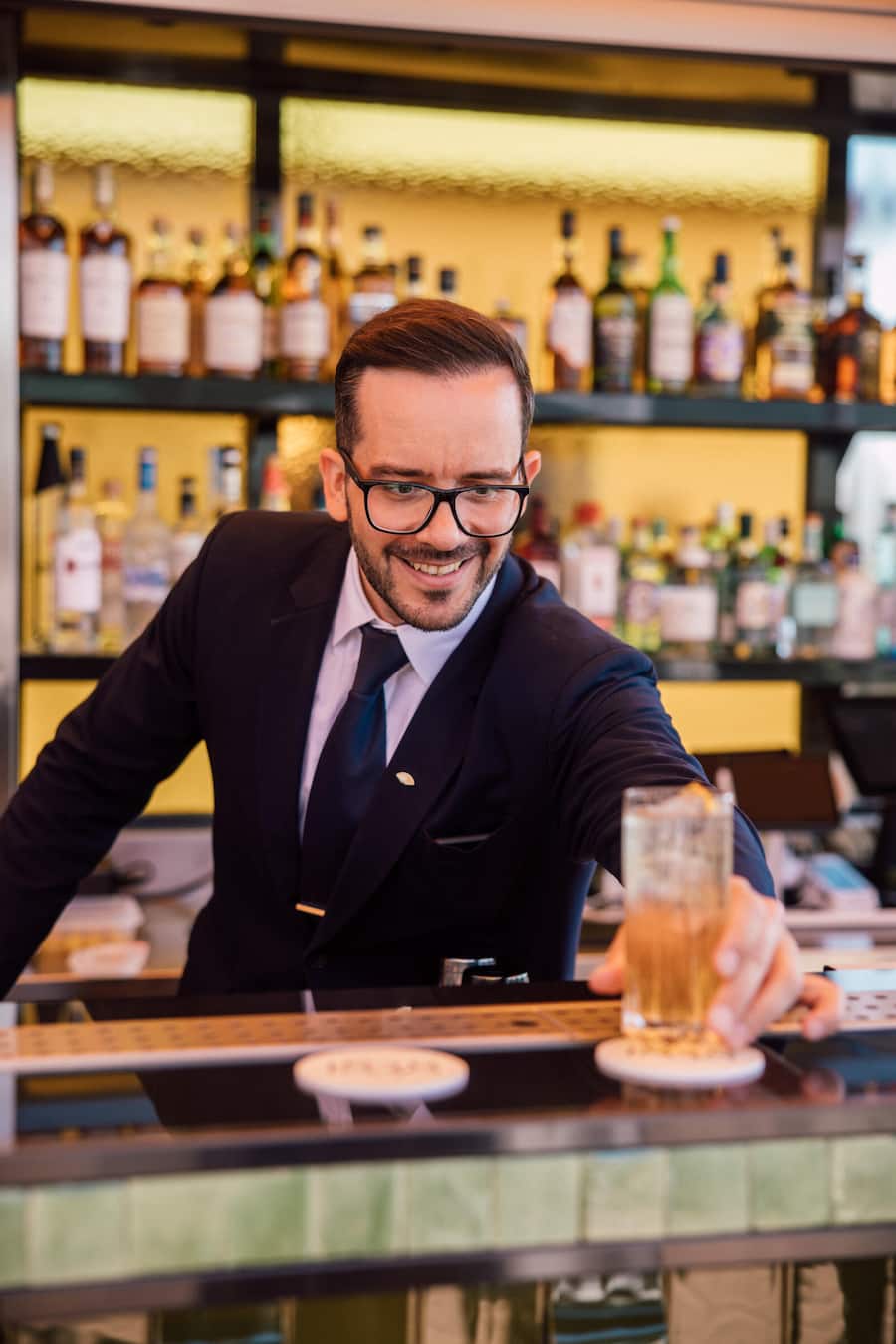 Noch in blau und mit Krawatte gekleidet: Barchef George Xanthoulis.