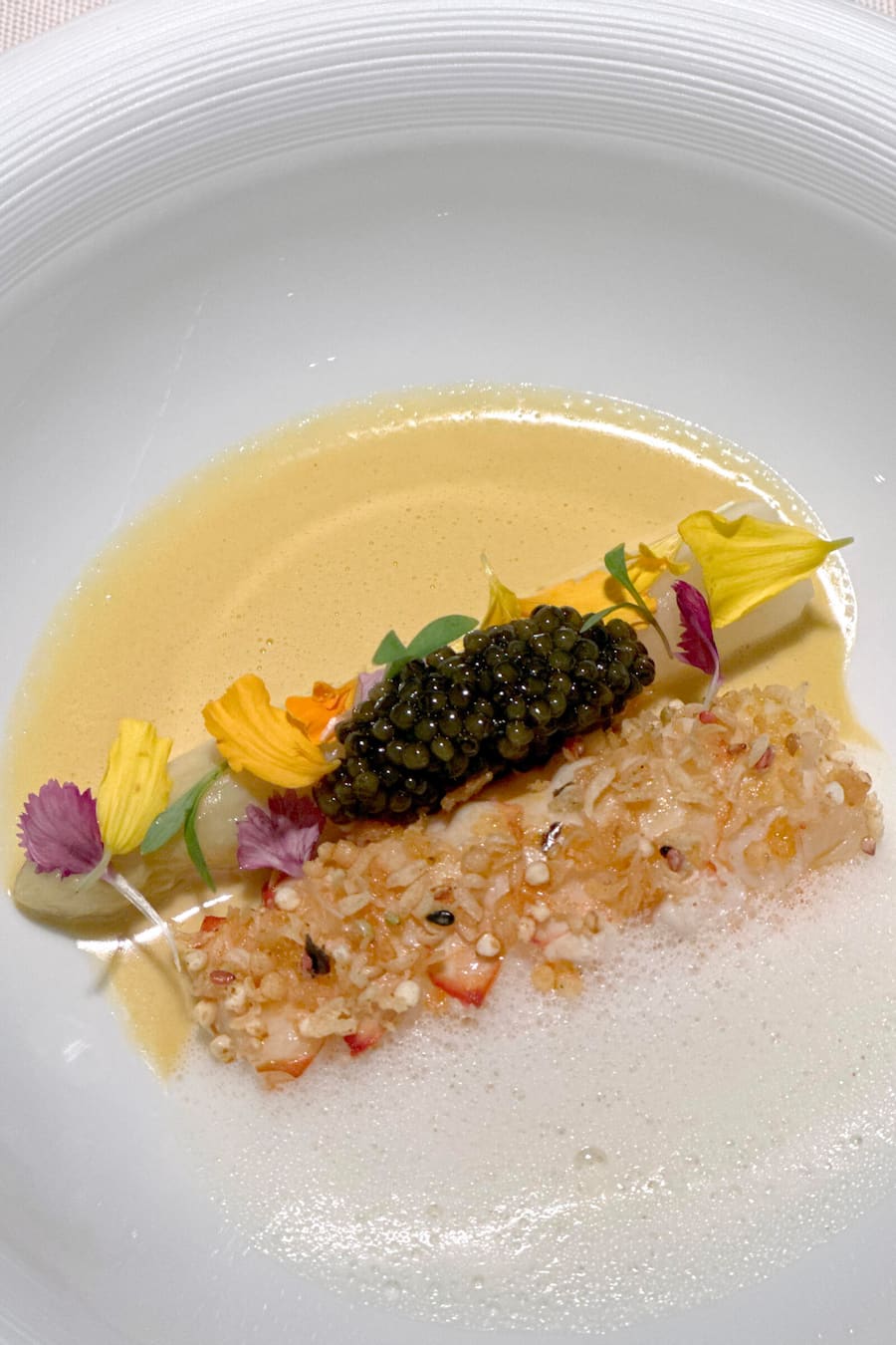 Kaisergranat! Langoustine in Butter gebraten, in einer Frühlingsversion mit einem badischen Spargel, mit Yuzu-Kosho (koreanische Beurre Blanc), Kaviar und Buttermilchschaum.