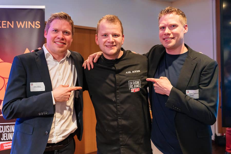 Sieger Axel Boesen mit den Zwillingen Fabio Toffolon und Dominik Sato - Kochwettbewerb La Cuisine des Jeunes - Mai 2024 - Copyright Olivia Pulver
