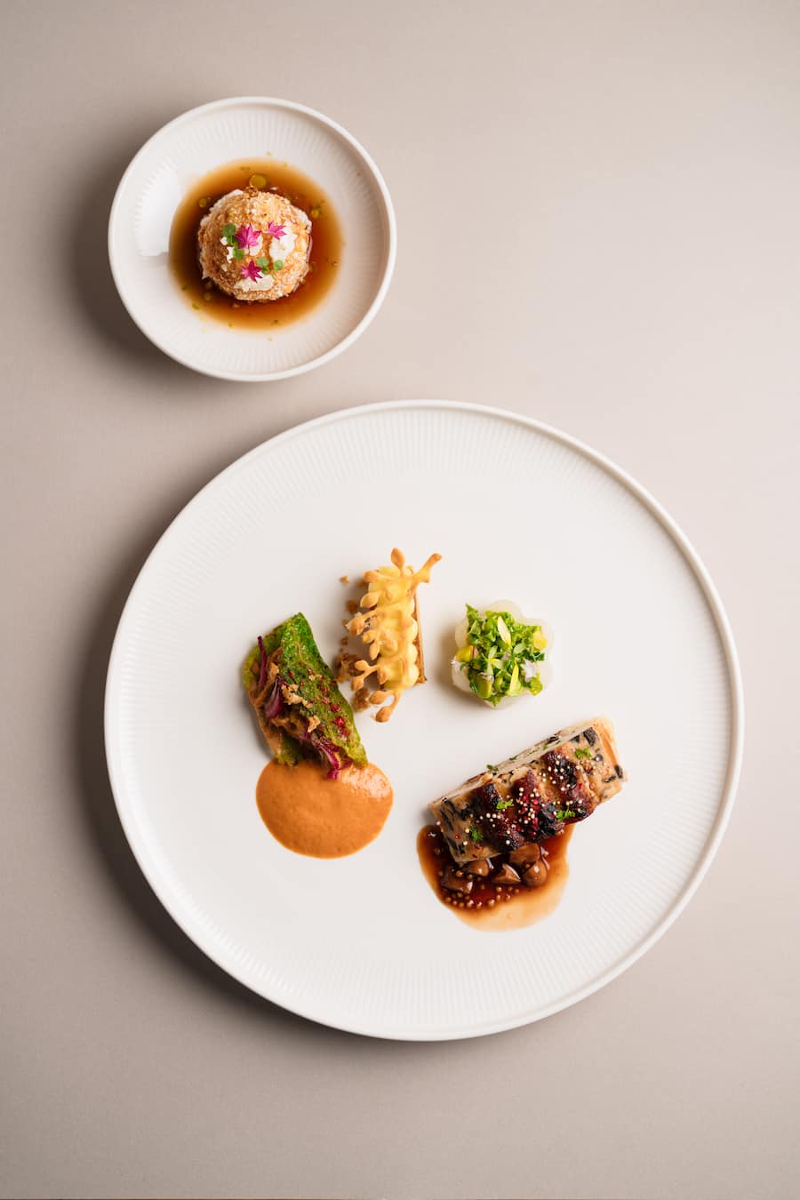 Martina Burri, Wirtschaft zur Traube: Pouletkugel, Blumenkohlcouscous, Blumenkohl-Pickles, Blumenkohlsud, Pouletschnitte, Wirztaco mit BBQ-Espuma, Kartoffel-Millefeuille und Ãstchen - Kochwettbewerb La Cuisine des Jeunes - Mai 2024 - Copyright Olivia Pulver