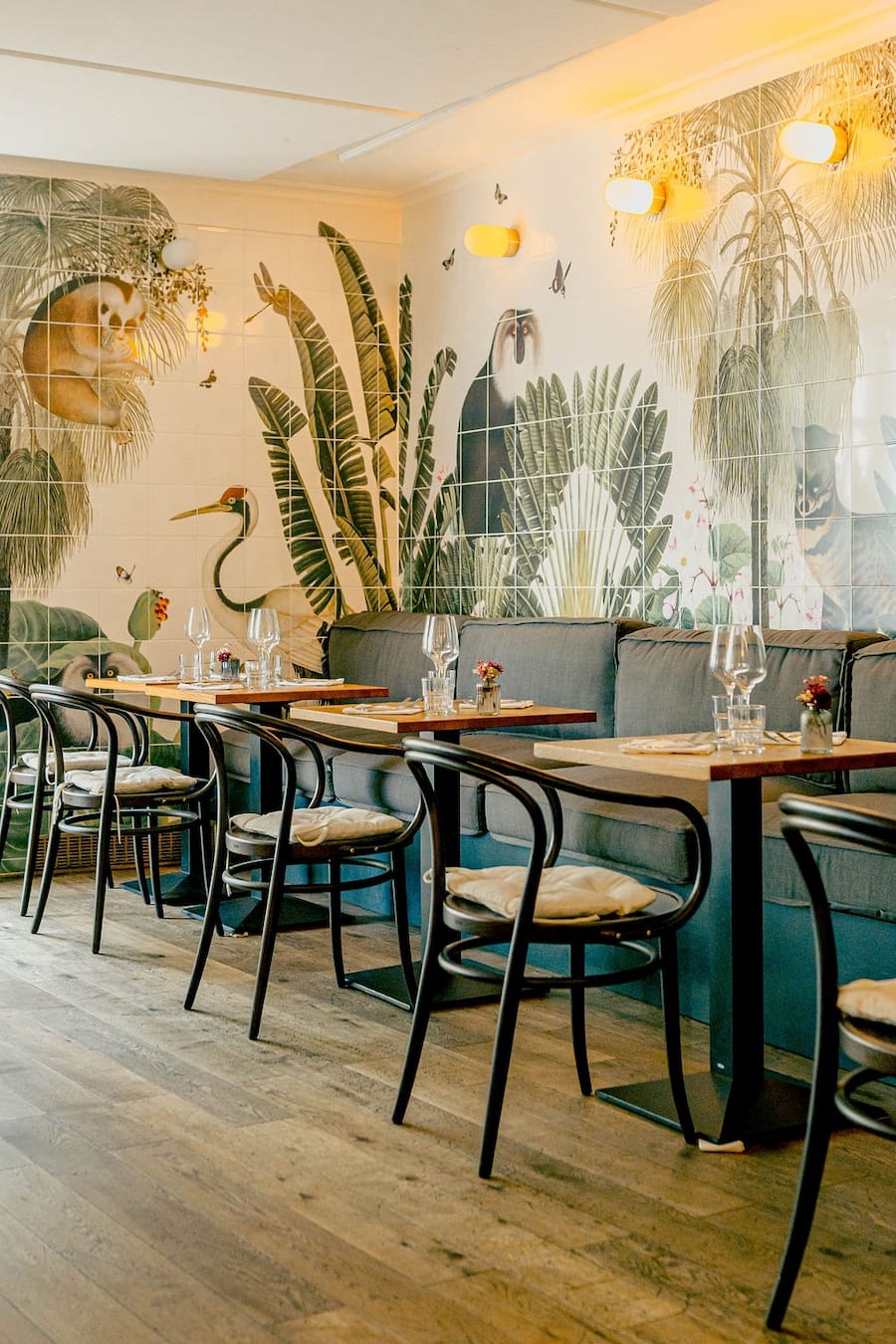 La salle adopte un original décor de jungle en carrelages.