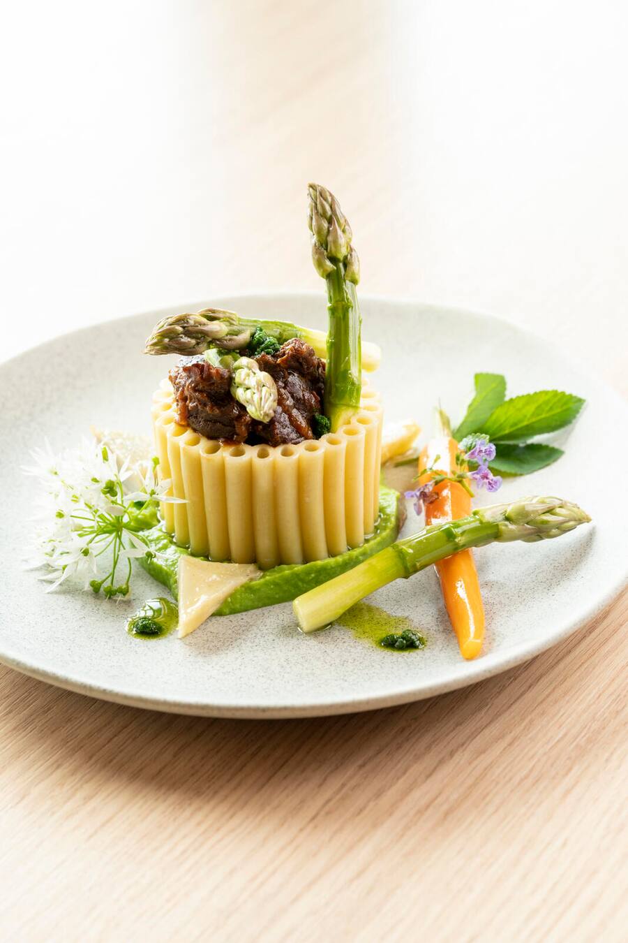 Narzissen in Montreux, Agneau mit Spargel und Bärlauchblüten