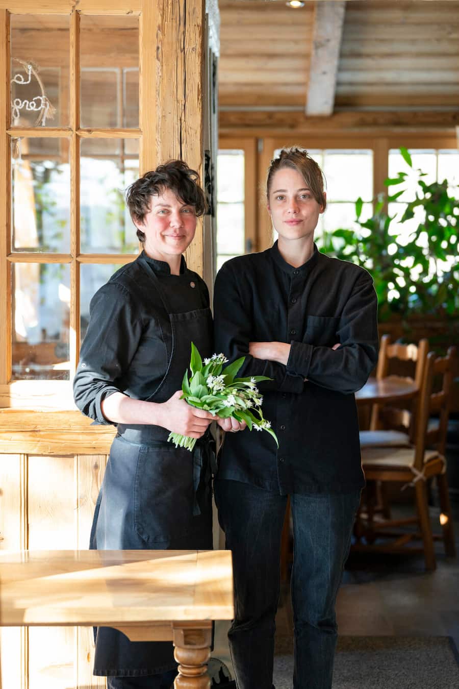 Narzissen in Montreux, Les Cergniaulaz, Lisa Stucki, Köchin (l) mit Orianne Weber (r), Besitzerinnen