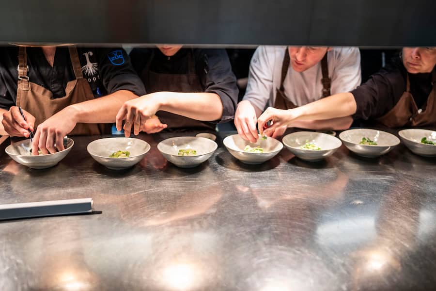 22.05.2024: Basel: GMC Nespresso Dinner bei Pascal Steffen im Restaurant Roots: Pascal Steffen mit seinem Team in der Küche bereitet den nächsten Gang vor: Spargel, Erbse und Wels . © Valeriano Di Domenico