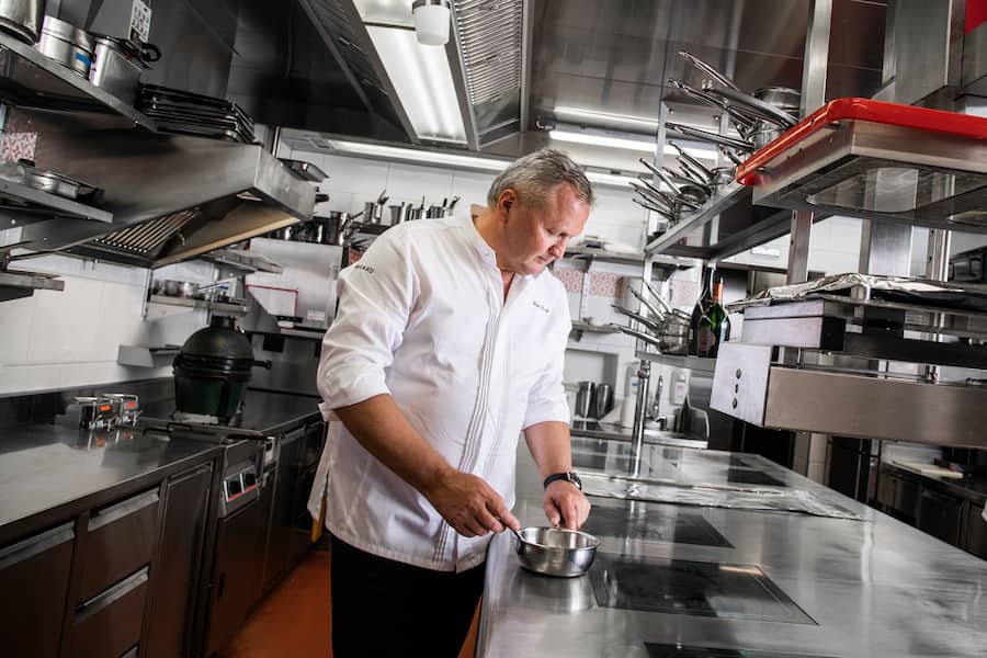 Peter Knogl in der Küche