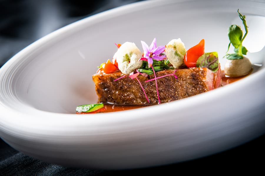 Peter Knogl 2021: Roastbeef vom Japanischen Wagyu-Rind, Paprika, Aubergine