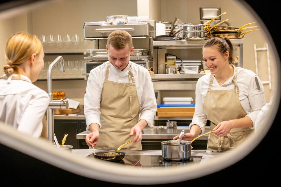 Theo Hildt (Sous Chef), Franziska Baumann (Patissière). Restaurant CAAA, Luzern. Aufgenommen am 30.04.2024 ©David Birri