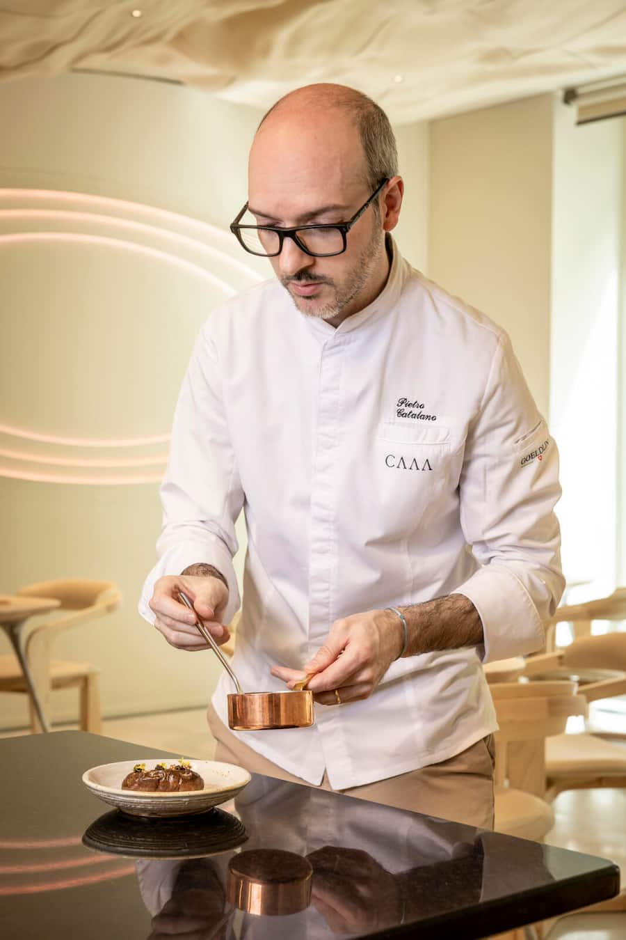 Pietro Catalano, Restaurant CAAA, Luzern. Alpine Kartoffel, Sorte Annabelle Auf Salzkruste gegart, gefüllt mit Semi-Soufflé Osietra-Kaviar Dill-Velouté mit Dillöl . Aufgenommen am 30.04.2024 ©David Birri