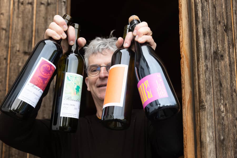 Portrait Weingut Turmgut, Erlenbach mit Winzer Markus Weber. Portrait vom Winzer Markus Weber, posiert. Fotografiert am 16.05.2024 in Erlenback.