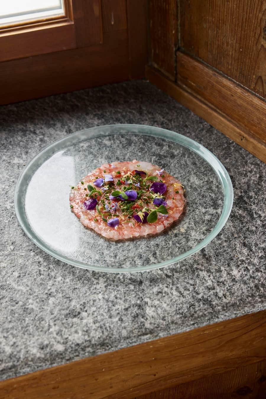 Rohes Scampicarpaccio mit Zitronenzeste, Peperoncini, Orangen Fleur du sel, Knoblauchöl