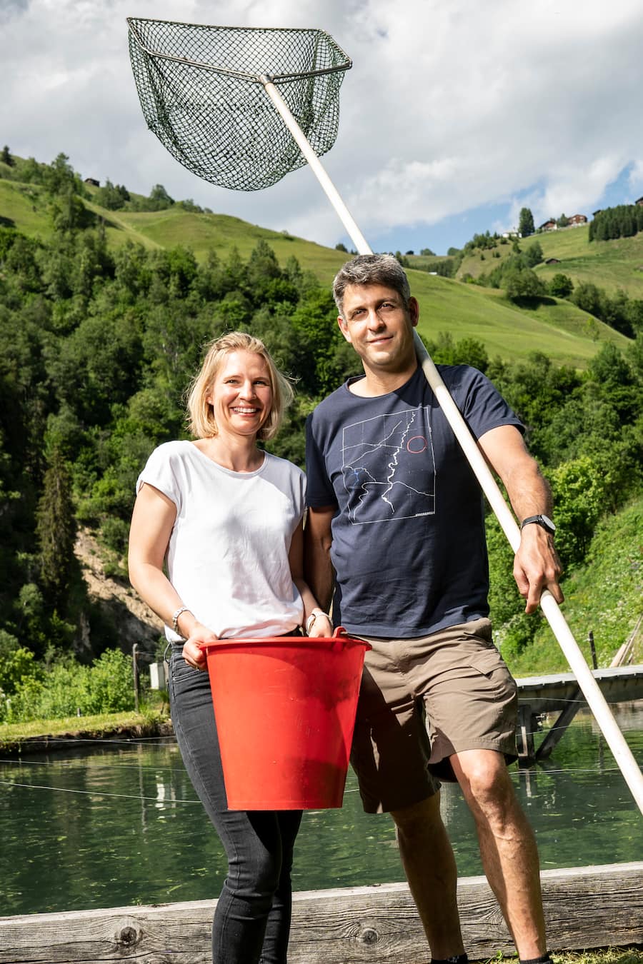 Saiblingzucht Lugnez, Sarah und Curdin Capeder bei den Zuchtbecken