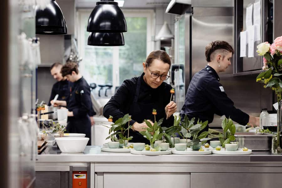 Chefin Tanja Grandits und ihre junge Brigade: Konzentrierte Arbeit, gute Laune.