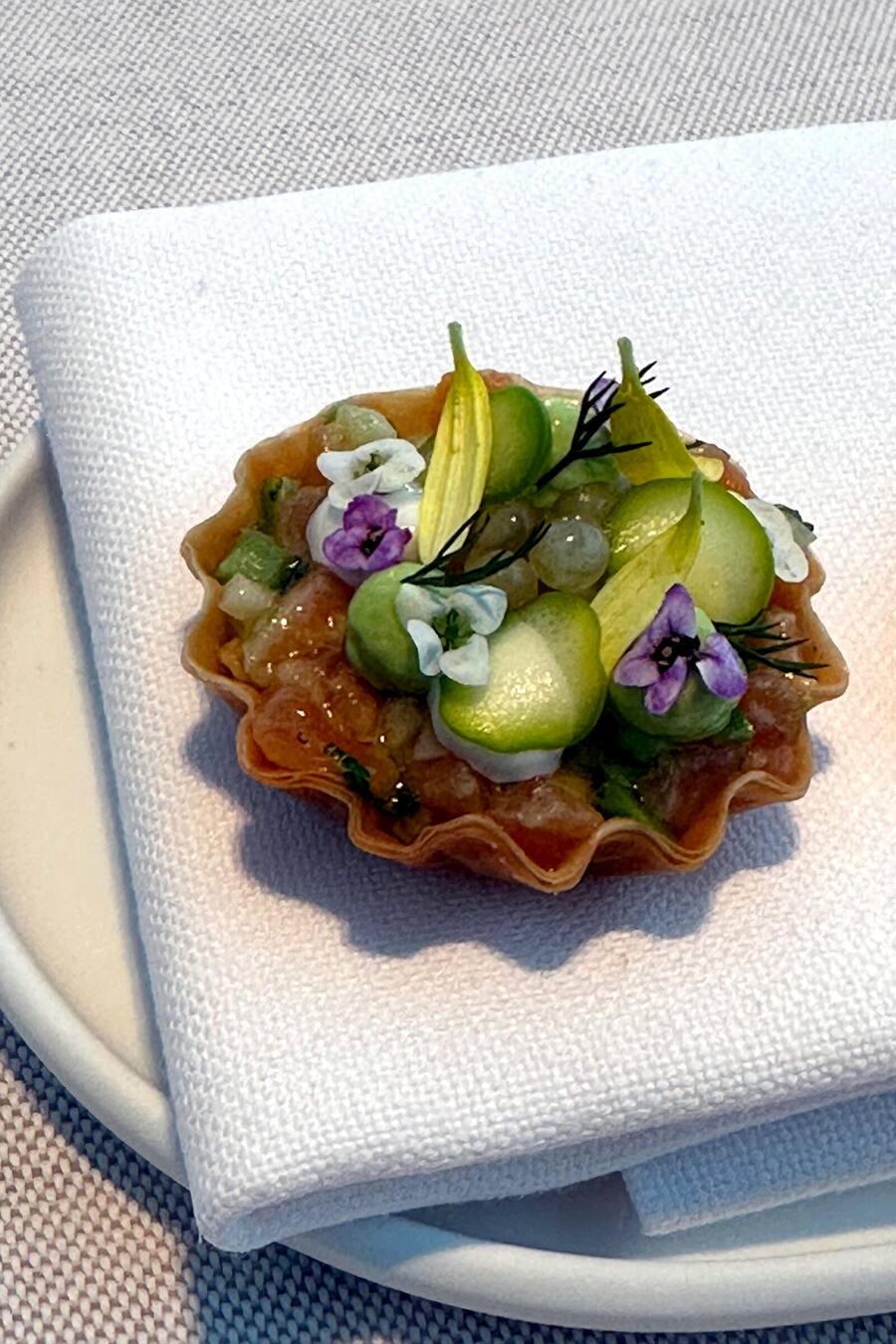 Tartelette mit Lachsforelle, Lachsrogen, grünem Spargel, Kimizu (japanische Mayo) und einer verblüffenden Jalapeño-Emulsion