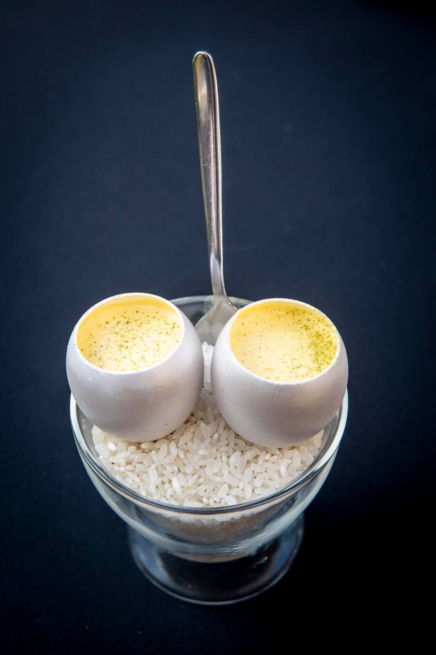 David Imre Rozsa Hotel Belvedere. Ei Royal mit Steinpilzen und Hollandaise Espuma. Top of Taste Gourmet-Festival in Grindelwald im Hotel Schweizherhof. Aufgenommen am 10.05.2024