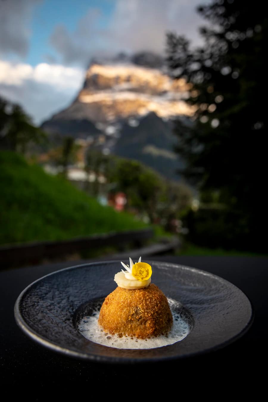 Paul Cabayé / Boutique Hotel & Restaurant Glacier. Frittierte Salbeiblätter mit Pilzen. Top of Taste Gourmet-Festival in Grindelwald im Hotel Schweizherhof. Aufgenommen am 10.05.2024