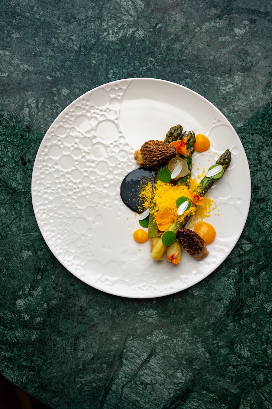 Une entrée d'asperges joliment dressée.