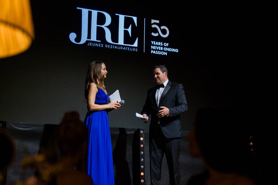 Zoe Torinesi mit Präsident Daniel Lehmann beim 50. Jubiläum der «Jeunes Restaurateurs d'Europe» in Paris.