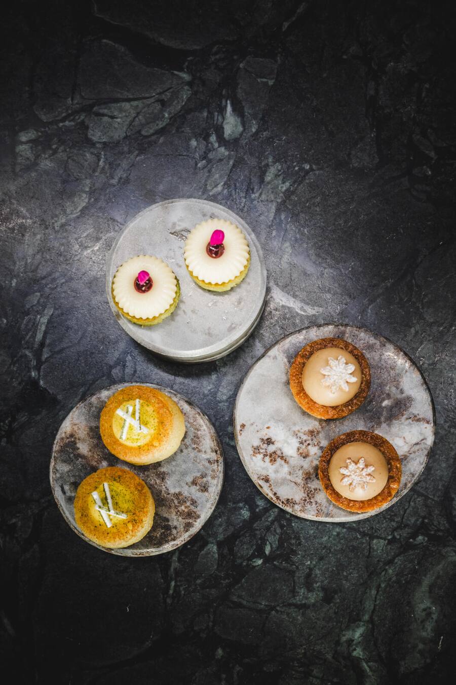 Ascona 2024: Mattias Rook: Petit Fours Haselnuss - Ascona Whiskey - Tarlette Kaffir â Limoncello - Baba Holunder - Panna Cotta â Grüntee