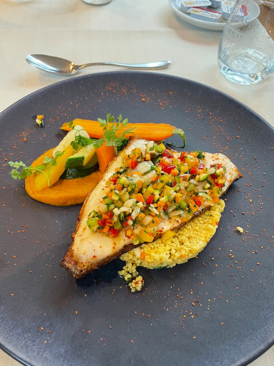 Auberge Aux 4 Vents Fribourg daurade poêlée, semoule et petits légumes