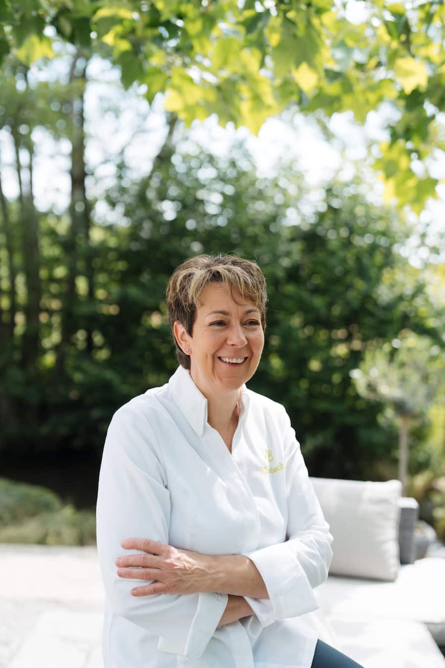 Böni arbeitet bei Bernadette Lisibach auf der Terrasse - Neue Blumenau Lömmenschwil - Juni 2024 - Copyright Olivia Pulver