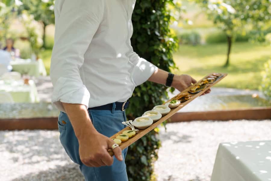 Amouse Bouche - Böni arbeitet bei Bernadette Lisibach auf der Terrasse - Neue Blumenau Lömmenschwil - Juni 2024 - Copyright Olivia Pulver