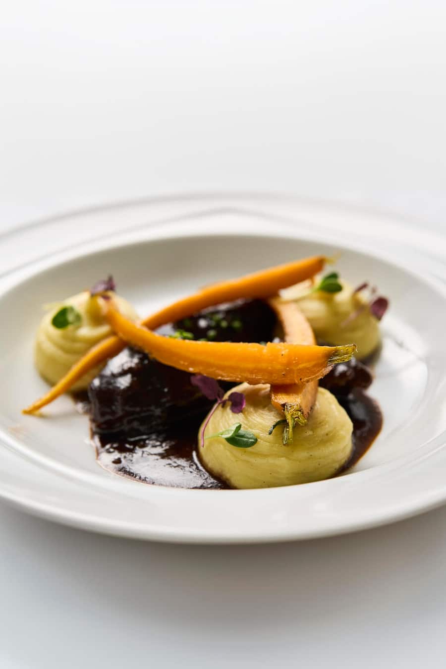 Geschmorte Schweinebäckchen « Bourguignon» (Brasserie). Schloss Bottmingen, bei den Küchenchefs Guy Wallyn (Gourmet Louis) & Xavier Lambert (Brasserie Du Château), Gastgeber Peter Kapral, Bottmingen BL, 05.06.2024, Foto Lucia Hunziker