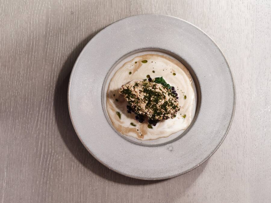 Gericht: Wachtel - Albutéra Sauce von Mitja Birlo Silvio Germann, GaultMillaus Koch des Jahres 2024, lud seine Amtsvorgänger als Gastchefs in den Thurgau ein. Adrian Ehrbar hat die Bilder für den Mammertsberg gemacht