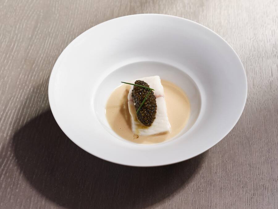 Gericht: Steinbutt - Chateau Chalon Sauce - Kaviar von Franz Wiget Silvio Germann, GaultMillaus Koch des Jahres 2024, lud seine Amtsvorgänger als Gastchefs in den Thurgau ein. Adrian Ehrbar hat die Bilder für den Mammertsberg gemacht