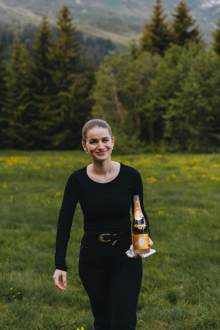 Franziska Wölfle, Gastgeberin Mixologin im Silver - beyond the clouds - Marcel Koolen (Chefkoch Silver) kocht in der Natur auf dem Feuer - Silver, 7132 Vals - Juni 2024 - Copyright Olivia Pulver