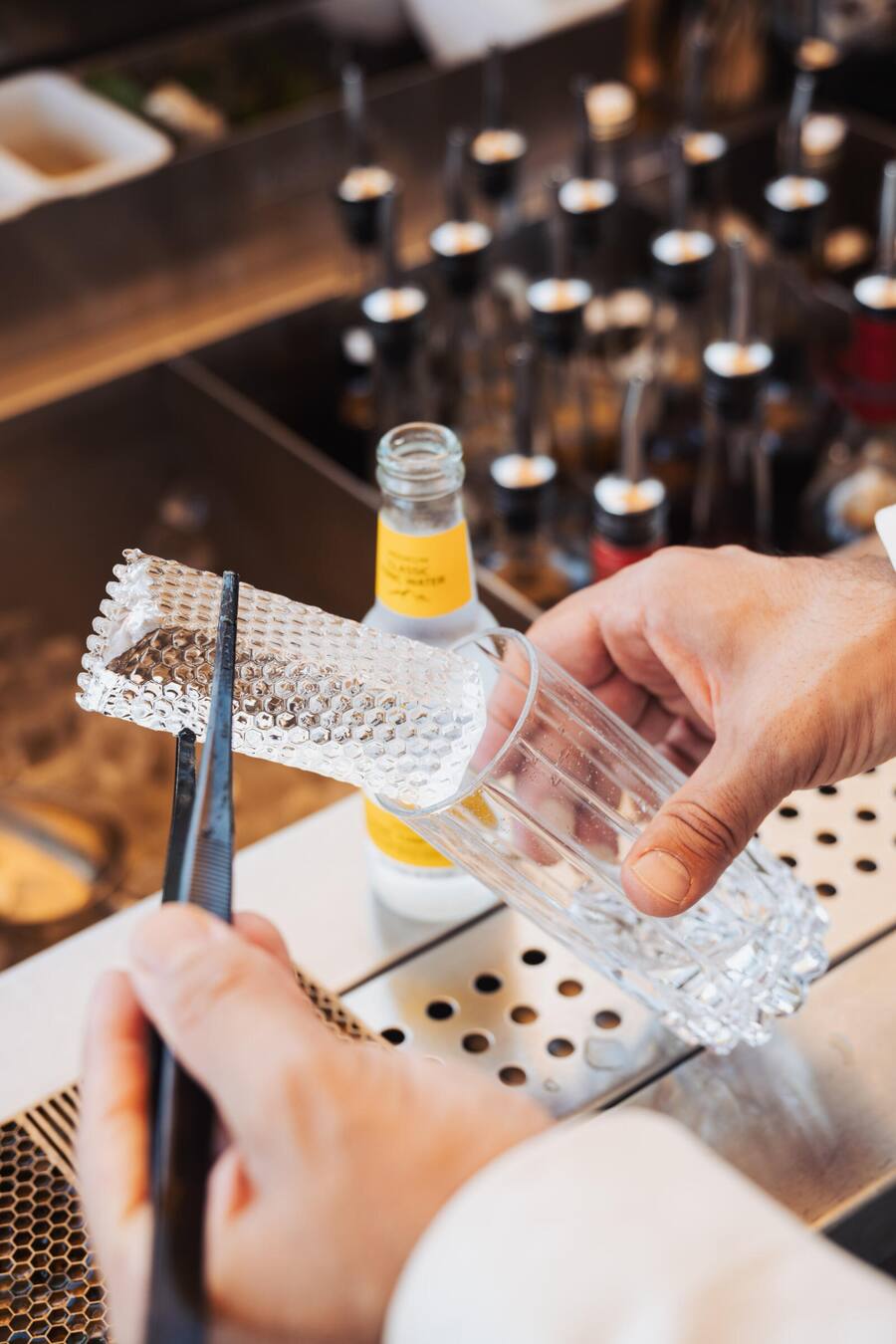 Julie's Highball  Eco Gin Apfellikör Sellerie-Bitters Salzlösung Aufgefüllt mit SMS Tonic Water