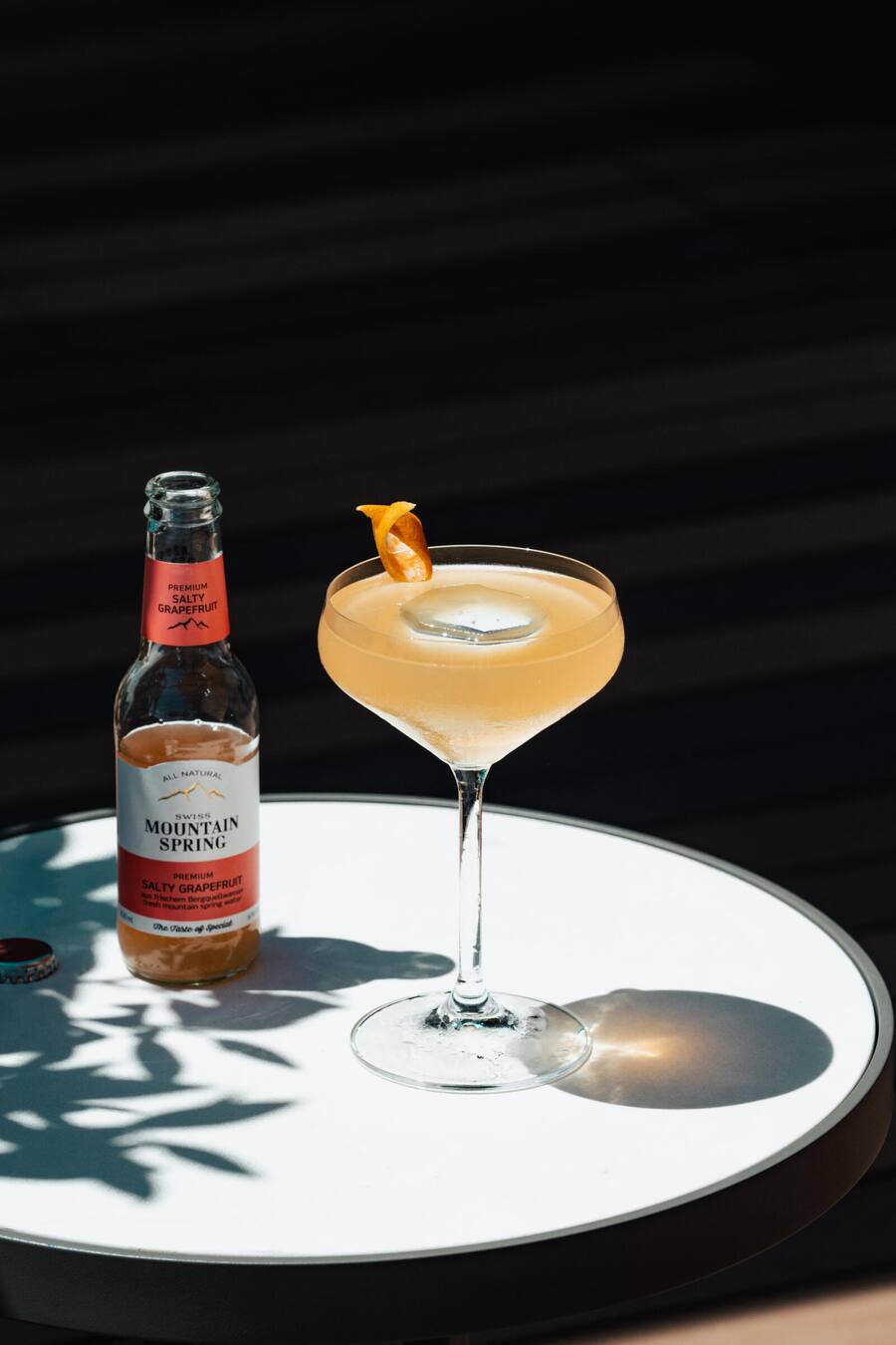 Barkeeper George Xanthoulis und seine vier Drinks mit Swiss Mountain Spring, Mandarin Oriental Savoy am Paradeplatz, Zürich Smells like Summer Vanille-Wodka Amaretto Agavennektar Limettensaft Aufgefüllt mit SMS Grapefruit Soda