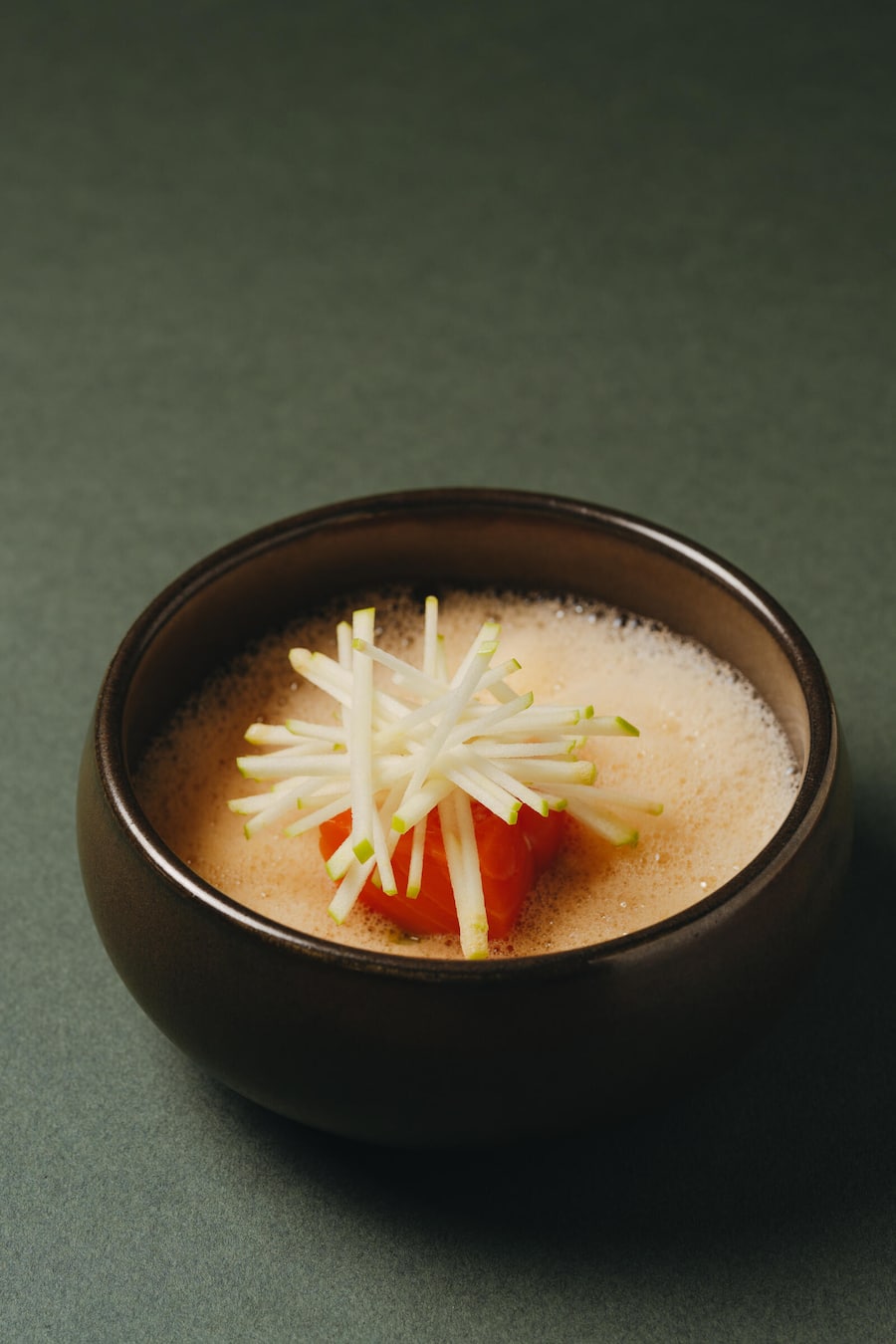 Bio-Lachs bei 36 Grad eine Stunde gegart, Gurke, Erdnuss, Rüeblipüree und Curryschaum - Restaurant Trübli Winterthur - Alex Bindig - Juni 2024 - Copyright Olivia Pulver