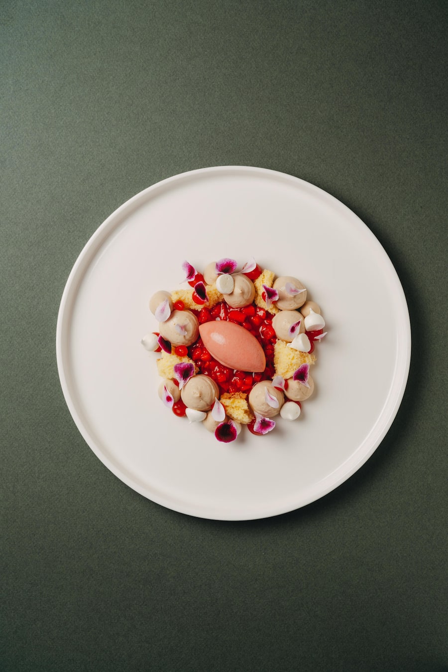 Thurgauer Erdbeeren, Rubyschokolade, Biskuit, Champagner-Erdbeersorbet - Restaurant Trübli Winterthur - Alex Bindig - Juni 2024 - Copyright Olivia Pulver