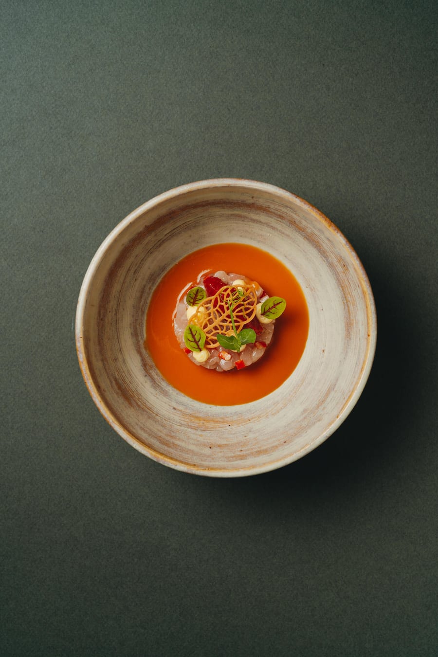 Gelbschwanzmakrele mit Chorizo, Knoblauchcreme, Tomatenchutney, Gazpacho-Sauce - Restaurant Trübli Winterthur - Alex Bindig - Juni 2024 - Copyright Olivia Pulver