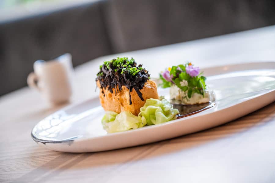 Maison Manesse 2021: Im Backteig frittierter Sellerie mit eingemachtem Périgord Trüffel, Sauce Gibiche, Gemüsejus, Spitzkohl