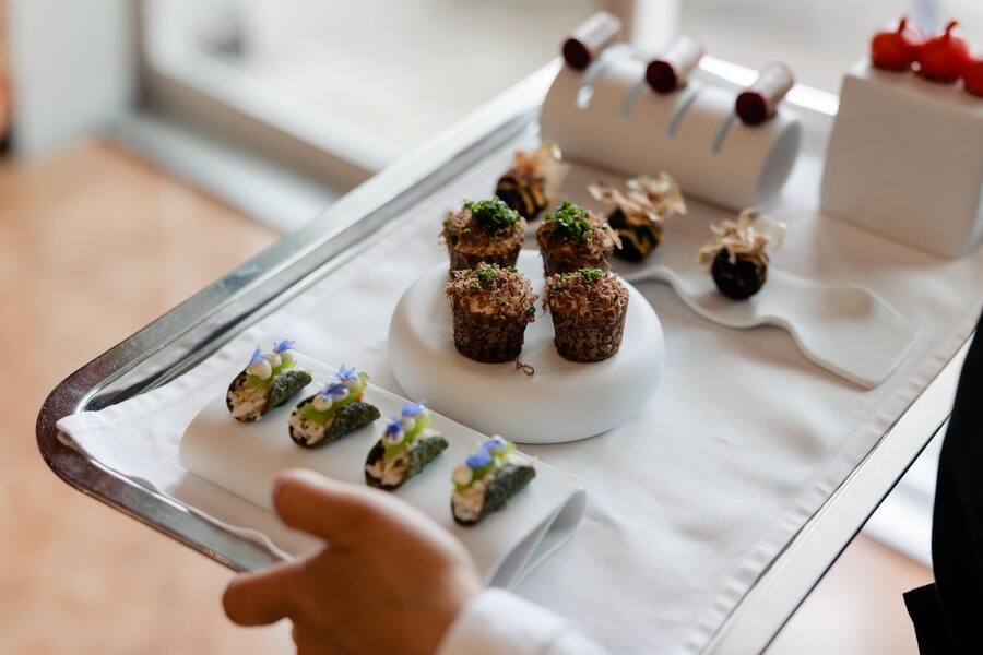 Apéro (Radieschen | Asia-Mayonnaise | Umeboshi Sesam Malzwaffel | Pastrami vom Schwein | Eigelb Frittiertes Brötchen | Oktopus | Nduja Algentaco | Königskrabbe | Salzzitrone | Chimichurri Ente | Rote Bete), Mercedes-Benz Ausfahrt mit kulinarischer Begleitung von Marco Campanella, 08. Juni 2024, Hotel Eden Roc in Ascona, Copyright Roy Matter