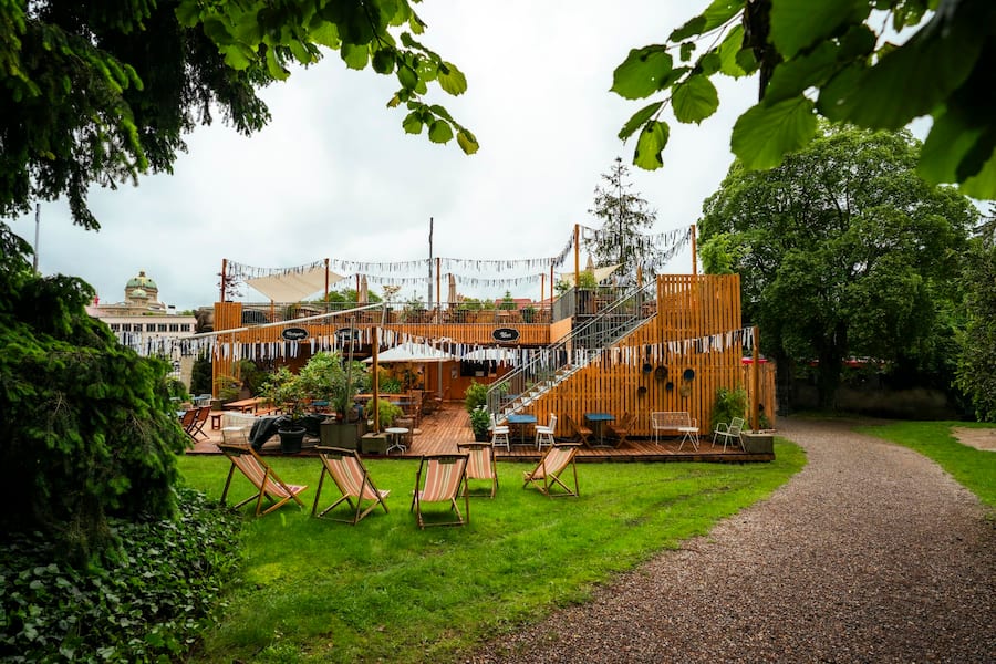 Markus Arnold und Tom Weingart betreiben im Museumspark des Bernischen Historischen Museums für drei Monate die Bar im Museumspark mit neuem Food-Konzept und Panorama-Lounge in 5 Meter HoÌhe.