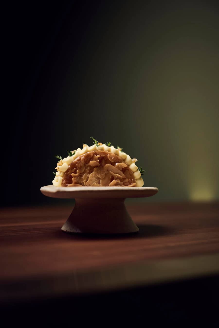 Gericht: Fingerfood zum Schluss des Menüs: Bienenstich mit Vanille-Rhum-Parfait und Gewürzorangen-Creme.