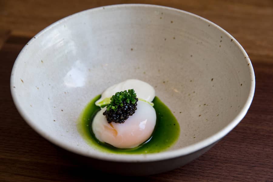 Nenad Mlinarevic kocht mit Ei Bei Nenad Mlinarevic, «Gault Millau»-Koch des Jahres 2016 im Parkhotel Vitznau 21.6.2017 Esther Michel www.esthermichel.com