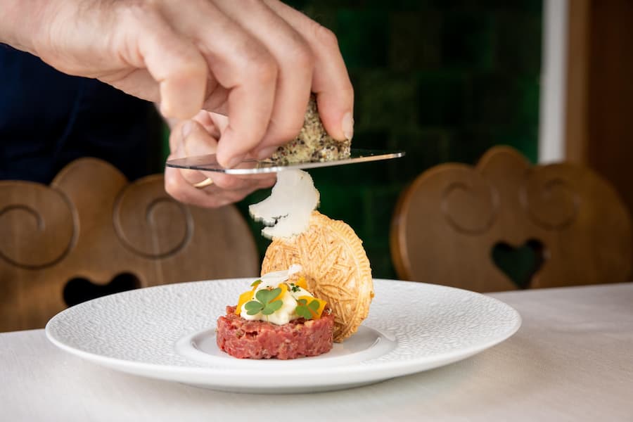 Tatar aus Holzen-Angus mit Baked-Potatos-Schaum, Sauerklee vom Kreuz-Garten, Gehobelte Geissen-Chugeli, Kartoffelbrezel