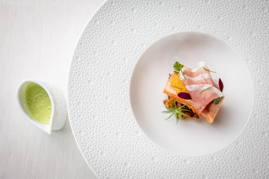 Saibling sous vide auf Pfifferlingen, Landrauchschinken vom Alpenschwein, Fichtensprossen-Beurre blanc