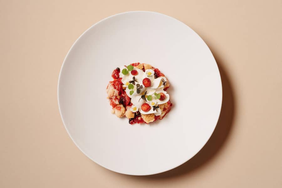 Erdbeer-Crumble mit Vanille-Chantily - Noemi Bernard, Sternen Walchwil - Zu Besuch beim Buurgarte Boog Hünenberg - Juni 2024 - Copyright Olivia Pulver