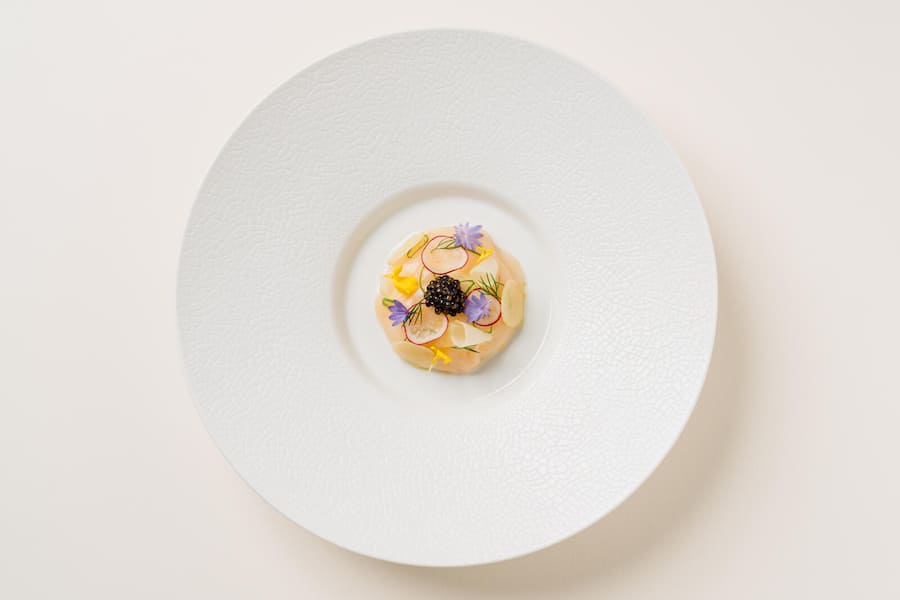 Lukewarm scallop with mozzarella di bufala cream, marinated citron and oyster saucw - Orsini Sommer 2024 - Mandarin Oriental Hotel Zuerich - Copyright Olivia Pulver Lauwarme Jakobsmuschel mit Büffelmozzarellacreme, marinierter Zedernfrucht und Austernsauce