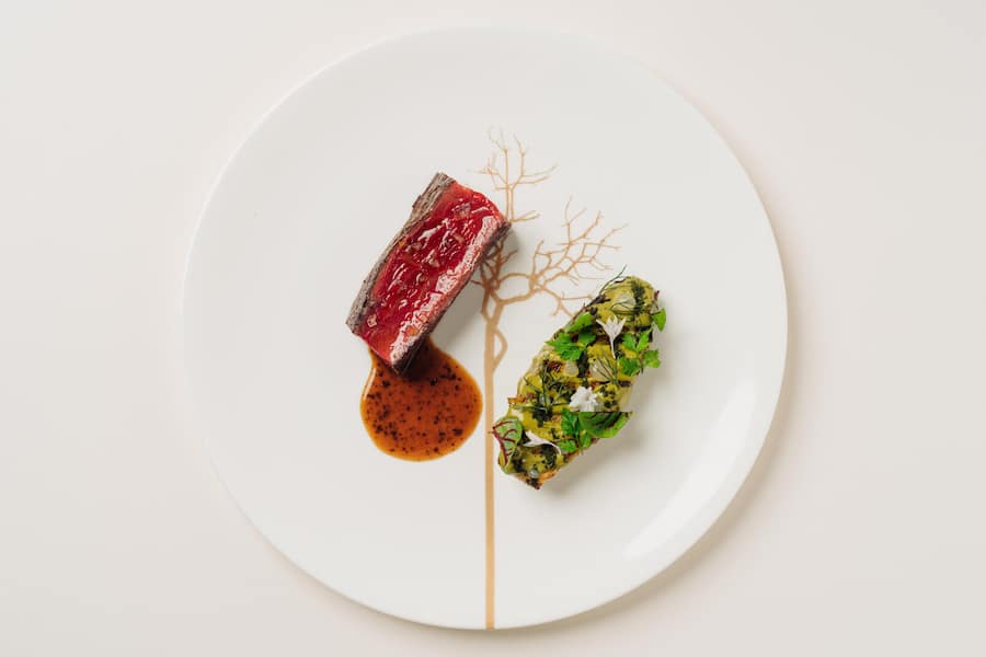 Beef Entrecôte with Roman lettuce, creamy "Brontë" pistachio and fennel vinegar - Orsini Sommer 2024 - Mandarin Oriental Hotel Zuerich - Copyright Olivia Pulver Rinder-Entrecôte mit Kopfsalat mit cremigen Pistazien aus Bronte und Fenchel-Essig
