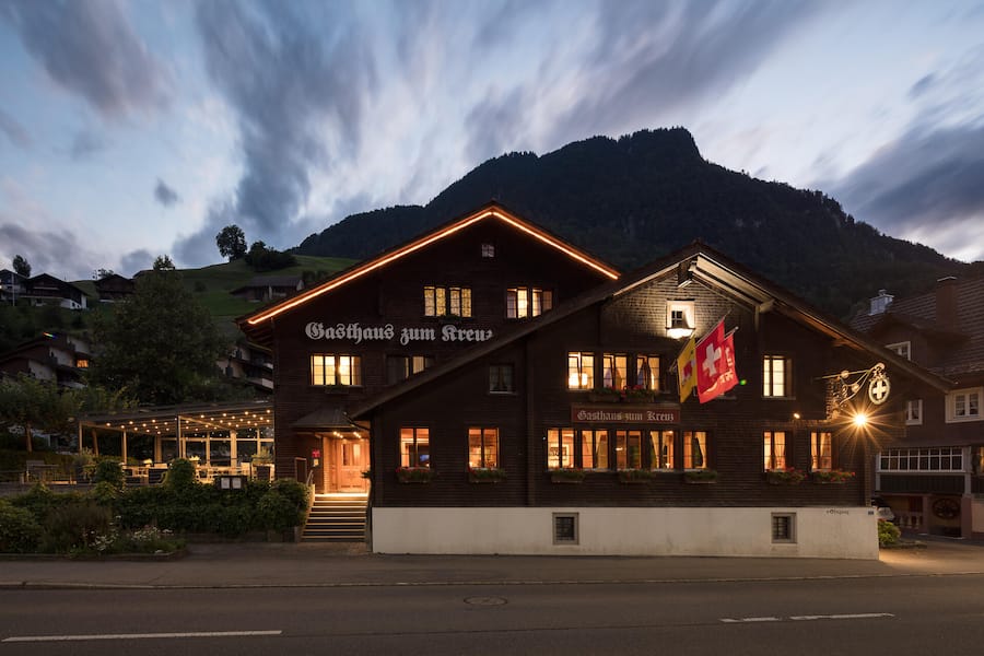 Aussenansicht Dämmerung, Restaurant Kreuz, Chef Dietmar Sawyere, Dallenwil, NW