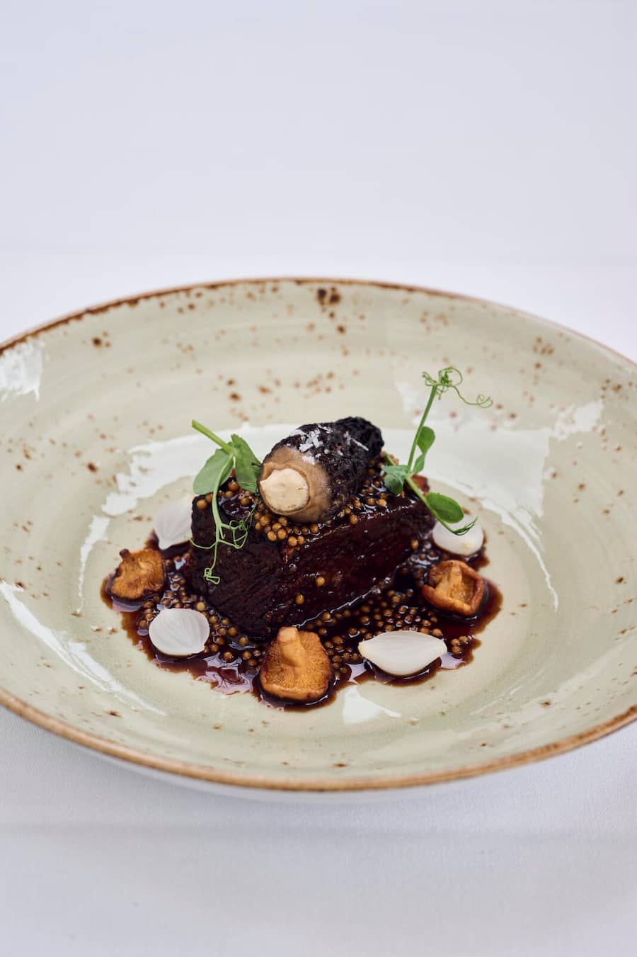 Butterzartes Angus Short-Rib von Luma Frühlingspilze, Lardo